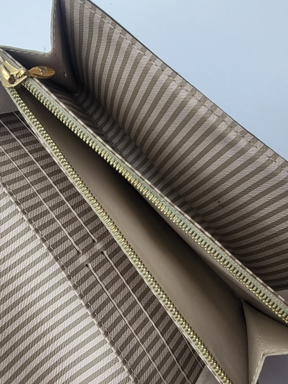 LOUIS VUITTON Limited Edition Damier Canvas Inventeur Trunks & Lock Sarah Wallet